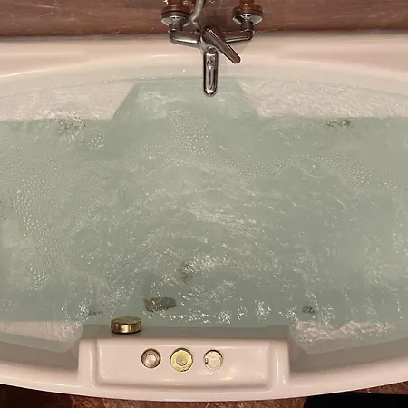 Pine-tree Spacious 2 Bdr Near Tanners' Bridge With Hot Tub