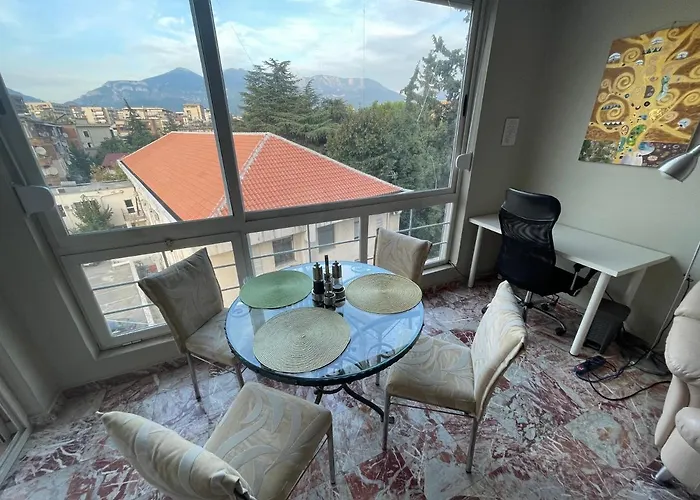 Pine-tree Spacious 2 Bdr Near Tanners' Bridge With Hot Tub Apartman Tirana