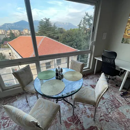 Pine-tree Spacious 2 Bdr Near Tanners' Bridge With Hot Tub Appartement Tirana