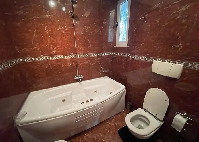 Pine-tree Spacious 2 Bdr Near Tanners' Bridge With Hot Tub *