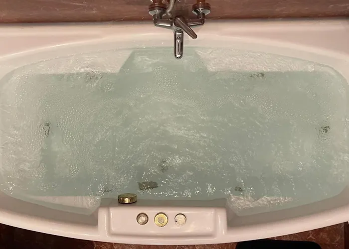 Pine-tree Spacious 2 Bdr Near Tanners' Bridge With Hot Tub