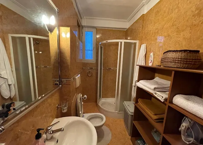 Pine-tree Spacious 2 Bdr Near Tanners' Bridge With Hot Tub * 地拉那