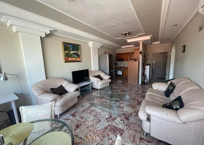 Pine-tree Spacious 2 Bdr Near Tanners' Bridge With Hot Tub 公寓 地拉那